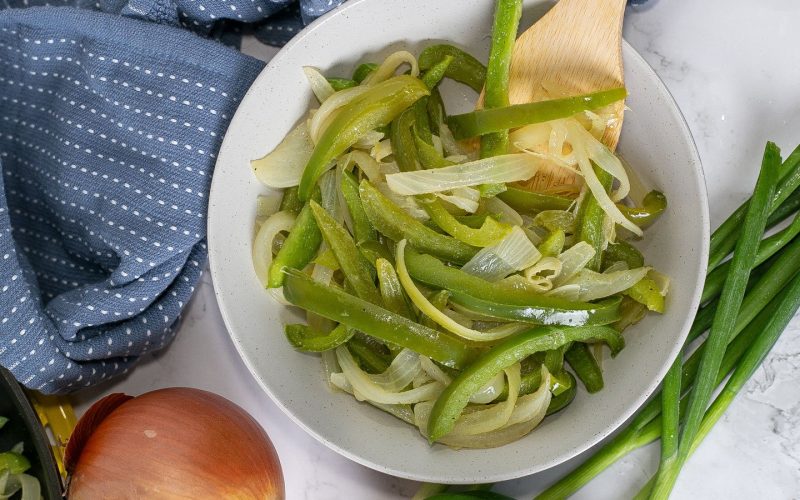  يفتح الشهية ويحسن الهضم.. فوائد تناول البصل الأخضر على الإفطار